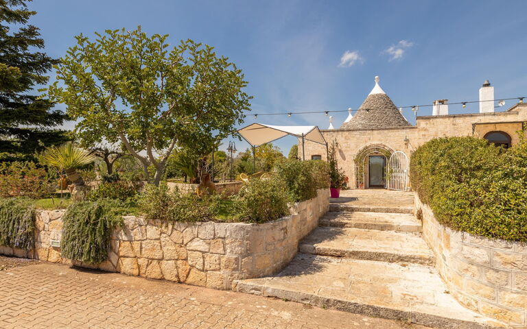 Trullo Patricia Pool: Exteriör, Huvudentré