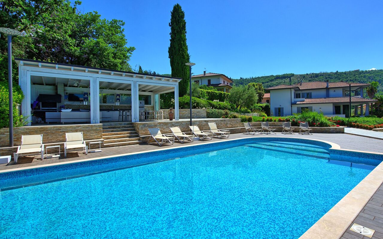 Casa White: slå samman, Utomhus