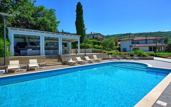 Casa White: slå samman, Utomhus