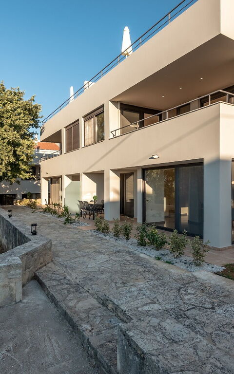 Iris: Exteriör, Trädgård