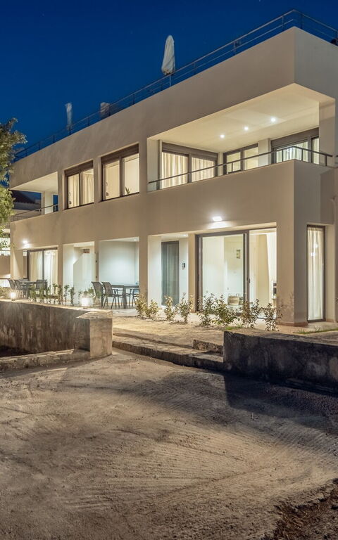 Iris: Exteriör, Trädgård