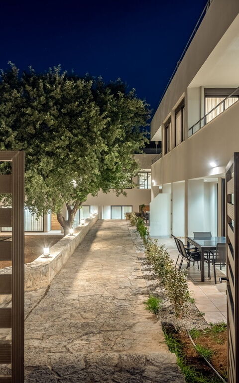 Dioni: Exteriör, Huvudentré, Trädgård