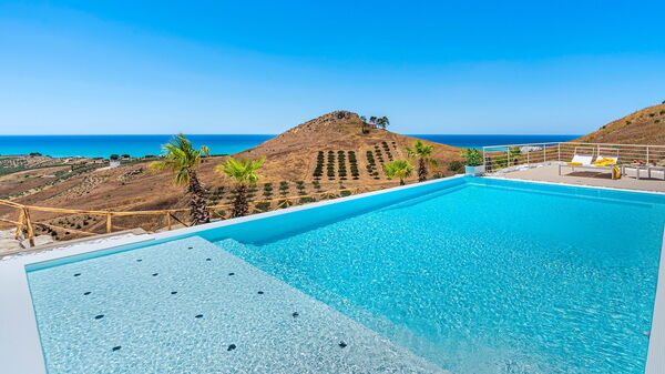 Villa Domizia: slå samman, Sommar, Visningar