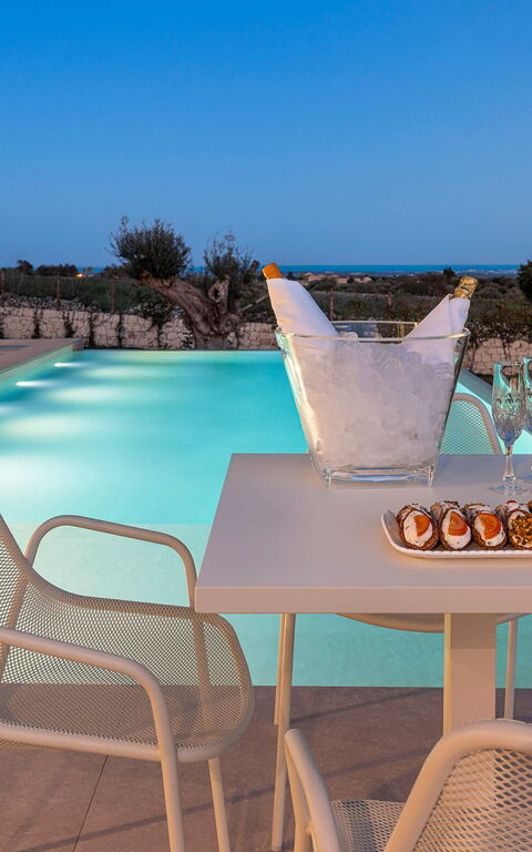 Villa Mora: Exteriör, slå samman, Utomhus, Visningar