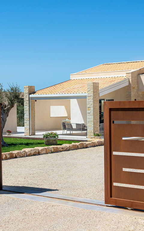 Villa Mora: Exteriör, Huvudentré