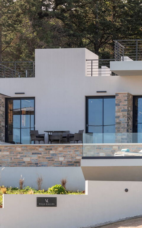 Villa Kallos: Exteriör, Huvudentré, Utomhus