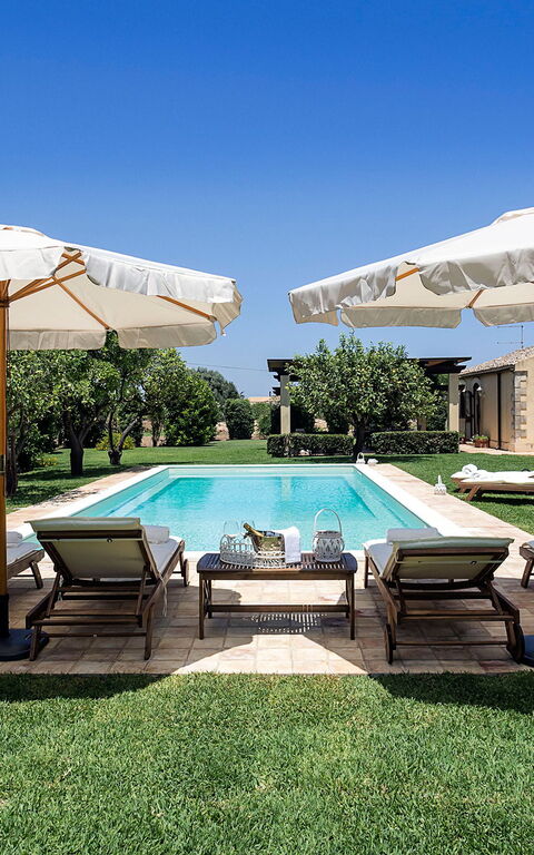 Don Salvatore: Exteriör, slå samman, Trädgård