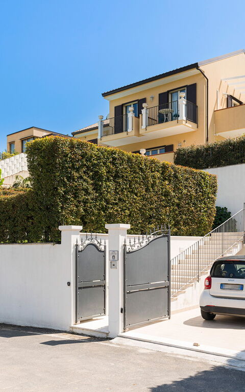 Villa Giutitta: Exteriör, Huvudentré, Utomhus