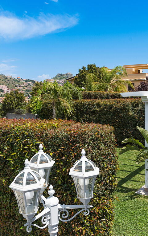 Villa Giutitta: Exteriör, Trädgård