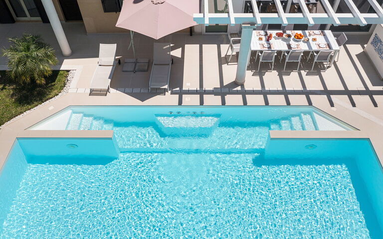 Villa Giutitta: Exteriör, slå samman