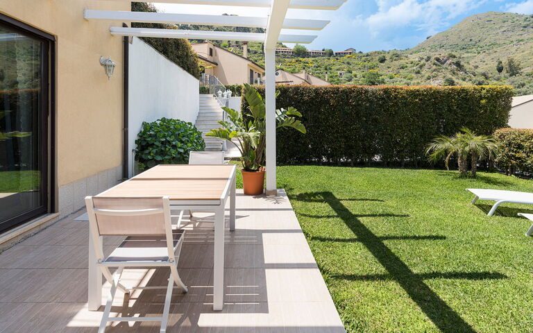 Villa Giutitta: Exteriör, Trädgård