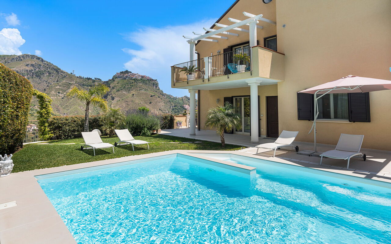 Villa Giutitta: Exteriör, slå samman, Trädgård