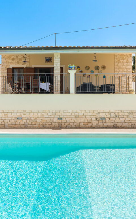 Villa Anthea: Exteriör, slå samman