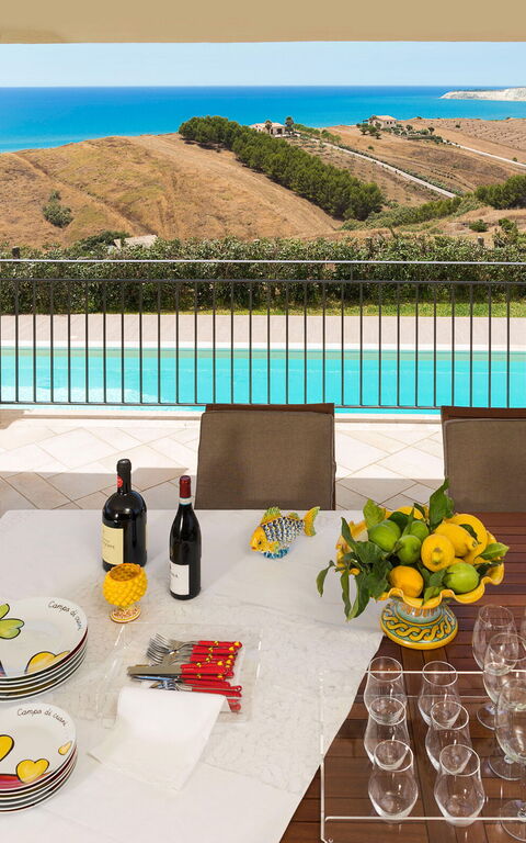 Villa Anthea: Exteriör, slå samman, Visningar