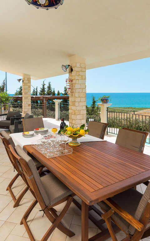 Villa Anthea: Exteriör, slå samman, Visningar