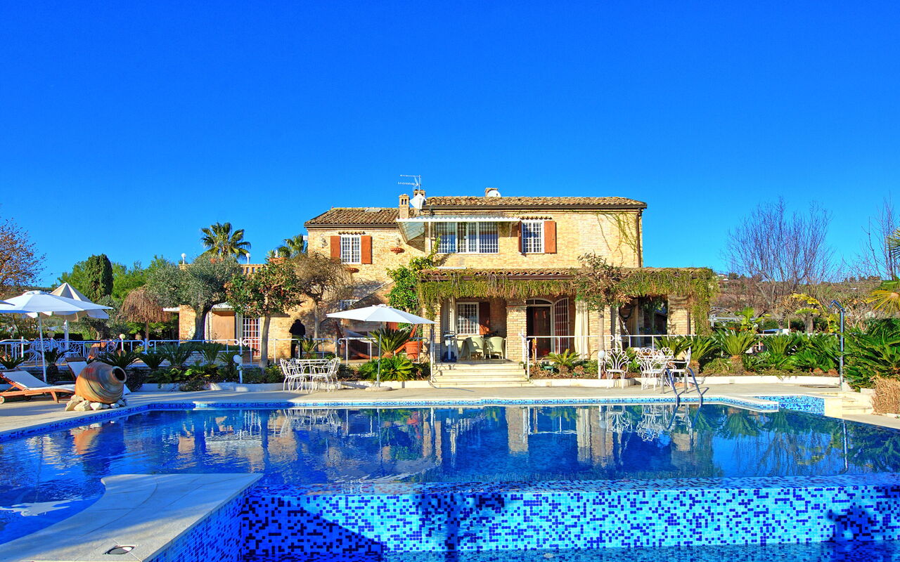 Villa Vittoria: slå samman, Utomhus