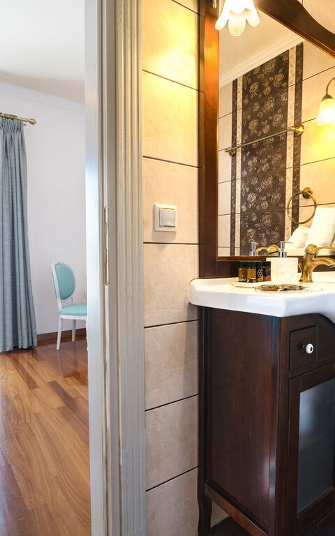 Iro Royal Villa: Badrum, sovrum