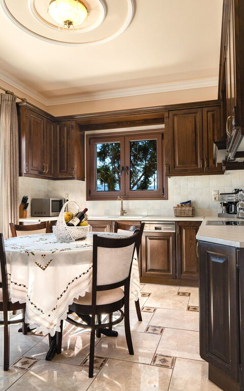 Iro Royal Villa: Kök