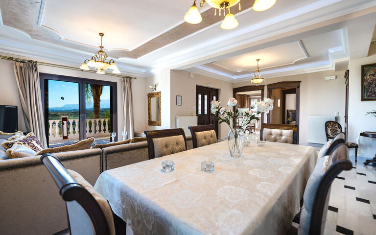 Iro Royal Villa: Lunchrum, Vardagsrum