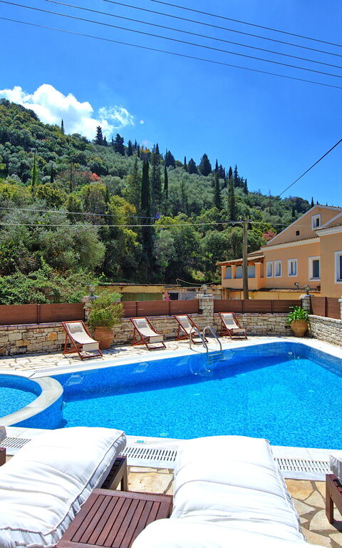 Villa Angie: slå samman, Utomhus