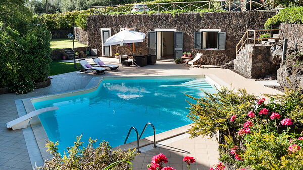 Villa Montefiore: Exteriör, slå samman, Utomhus