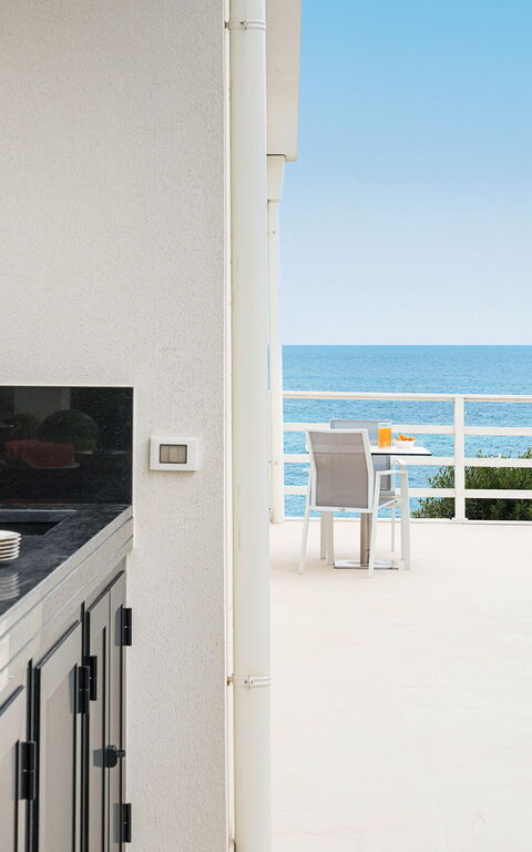 Villa Hermes: Exteriör, Utomhus