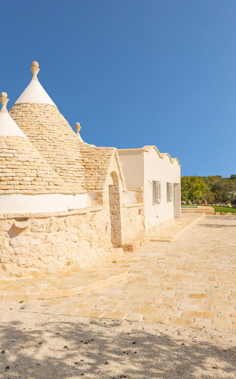 Trullo Adea: Exteriör, Utomhus