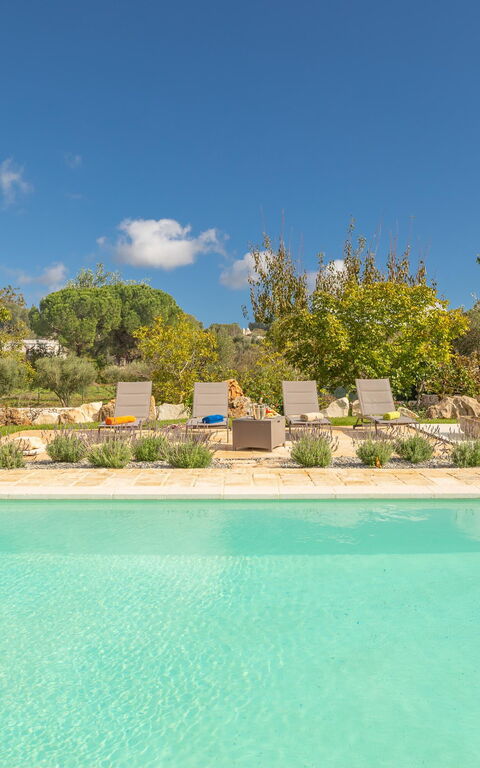 Trullo Adea: Exteriör, slå samman, Utomhus