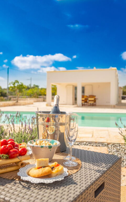 Trullo Adea: Exteriör, slå samman, Utomhus