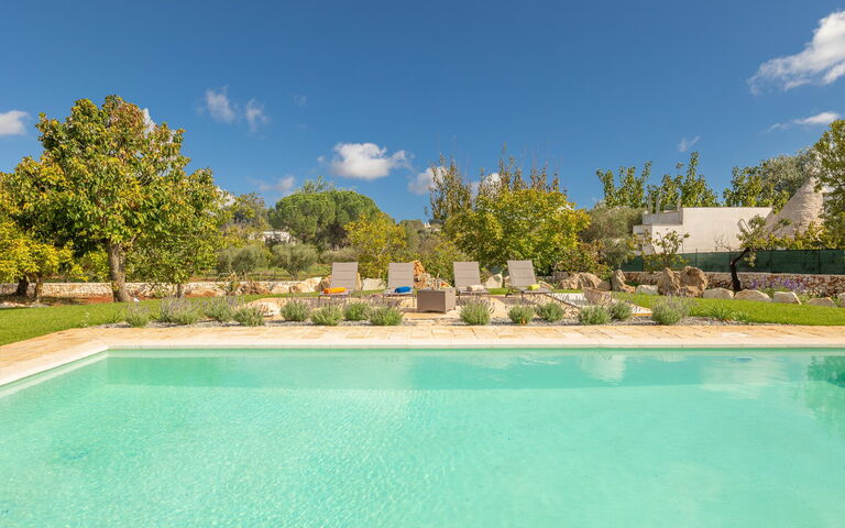 Trullo Adea: Exteriör, slå samman, Utomhus