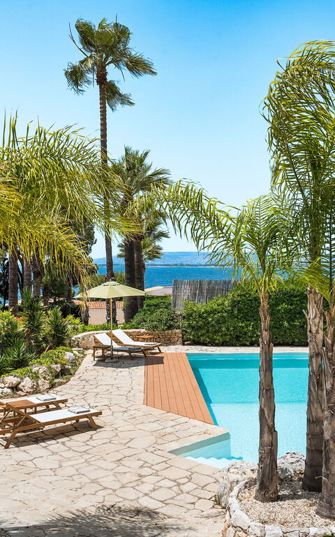 Villa Madda: slå samman, Utomhus