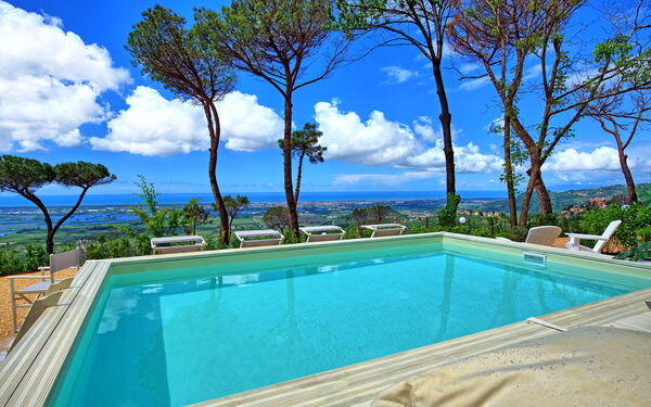 Casarosa di Mariasole: Exteriör, slå samman, Utomhus, Visningar