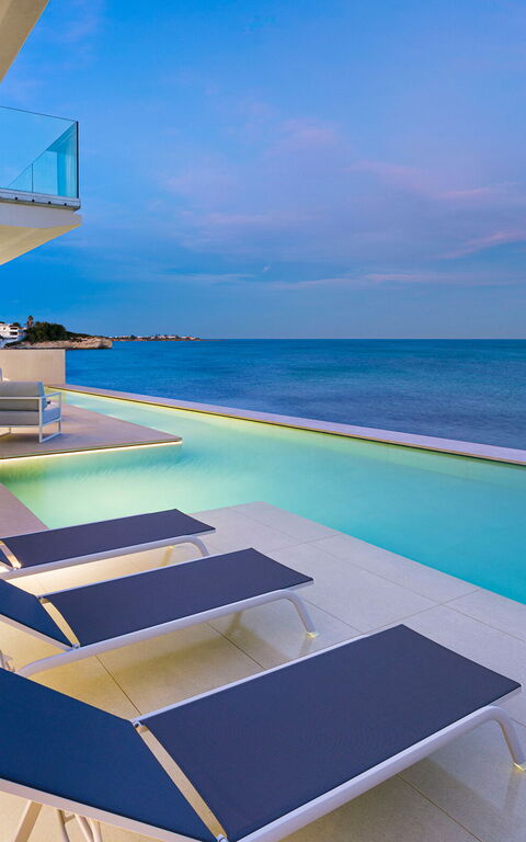 Bedda Matri: Exteriör, slå samman, Utomhus, Visningar