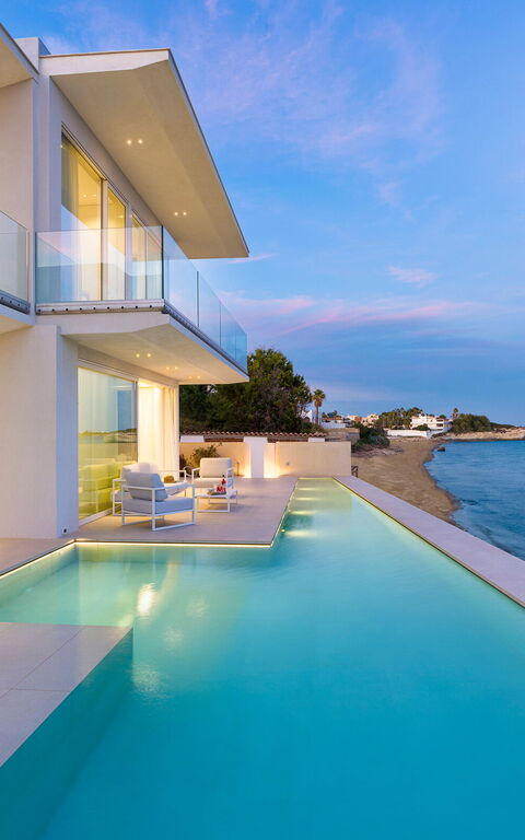 Bedda Matri: Exteriör, slå samman, Utomhus, Visningar