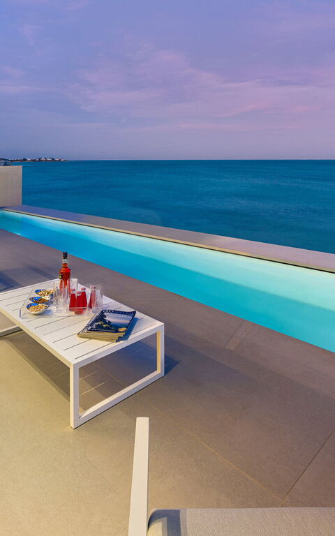 Bedda Matri: Exteriör, slå samman, Utomhus, Visningar