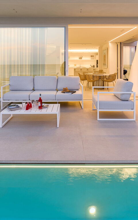 Bedda Matri: Exteriör, slå samman, Utomhus