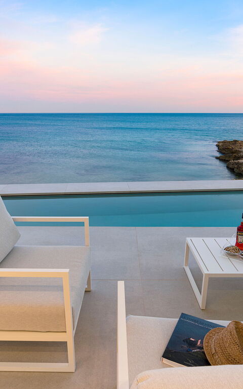 Bedda Matri: Exteriör, slå samman, Utomhus, Visningar