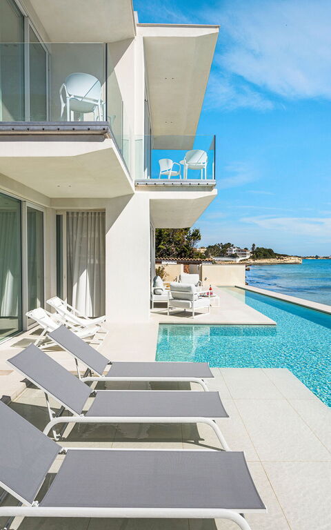 Bedda Matri: Exteriör, slå samman, Utomhus, Visningar