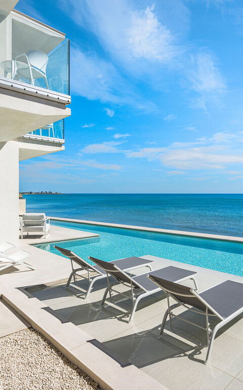 Bedda Matri: Exteriör, slå samman, Utomhus, Visningar