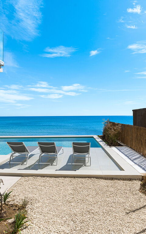 Bedda Matri: Exteriör, slå samman, Utomhus, Visningar