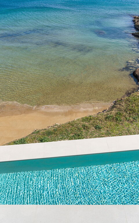 Bedda Matri: Exteriör, slå samman, Utomhus, Visningar