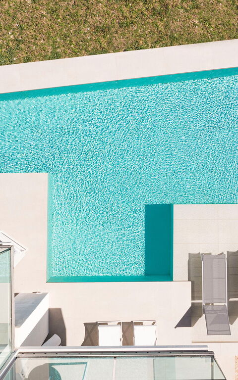 Bedda Matri: Exteriör, slå samman, Utomhus