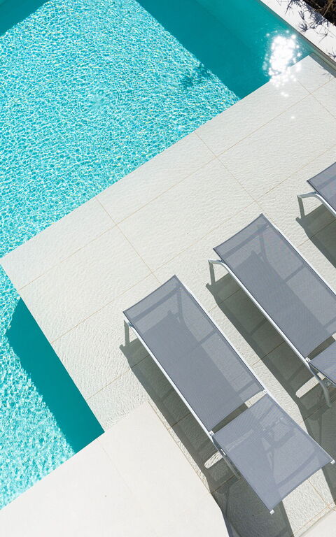 Bedda Matri: Exteriör, slå samman, Utomhus