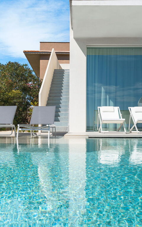 Bedda Matri: Exteriör, slå samman, Utomhus