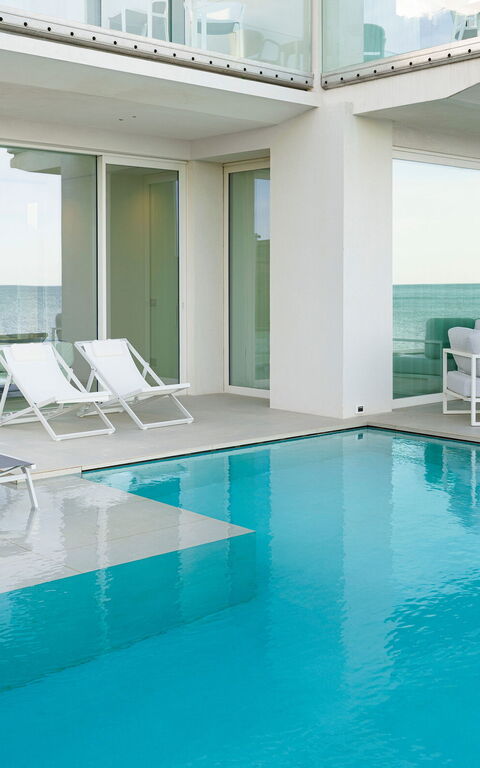 Bedda Matri: Exteriör, slå samman, Utomhus