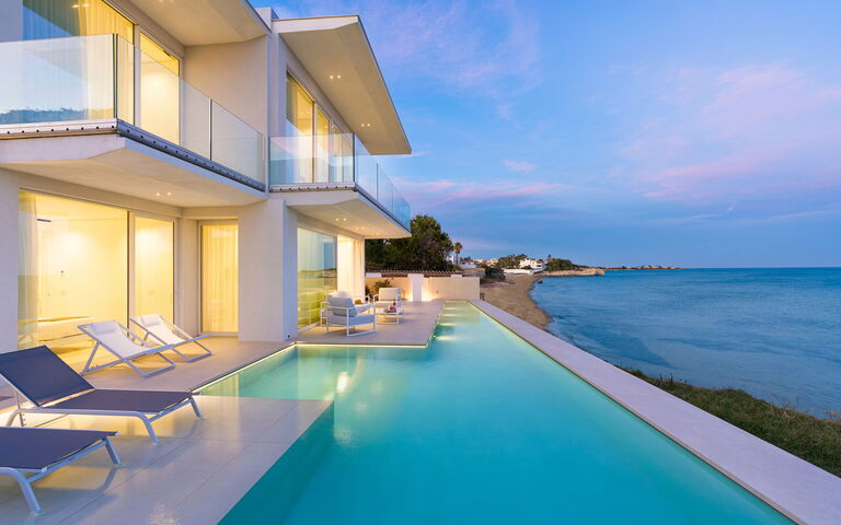 Bedda Matri: Exteriör, slå samman, Utomhus, Visningar