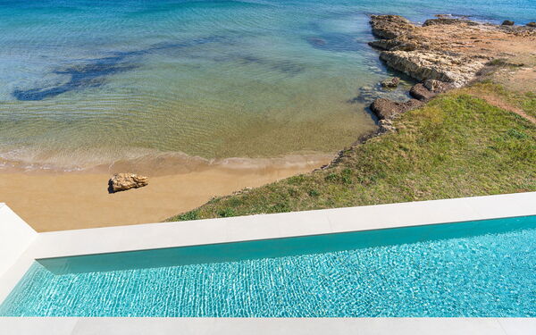 Bedda Matri: Exteriör, slå samman, Utomhus, Visningar