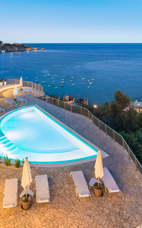 Baya Bella: Exteriör, slå samman, Utomhus, Visningar