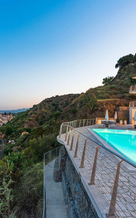 Baya Bella: Exteriör, slå samman, Utomhus, Visningar