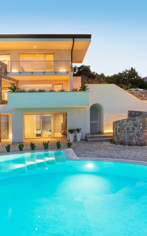 Baya Bella: Exteriör, slå samman, Utomhus